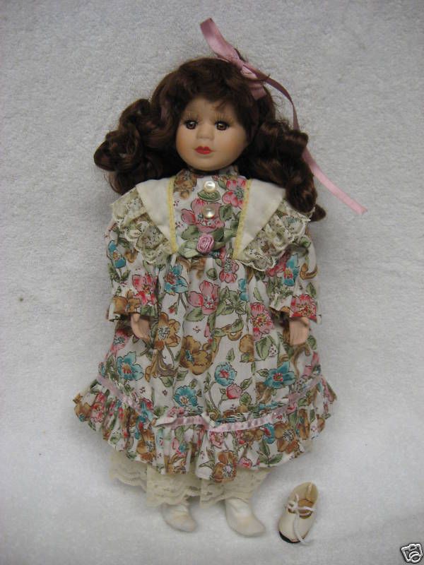 BEAUTIFUL PORCELAIN DOLL 15 AUBURN HAIR X6205  