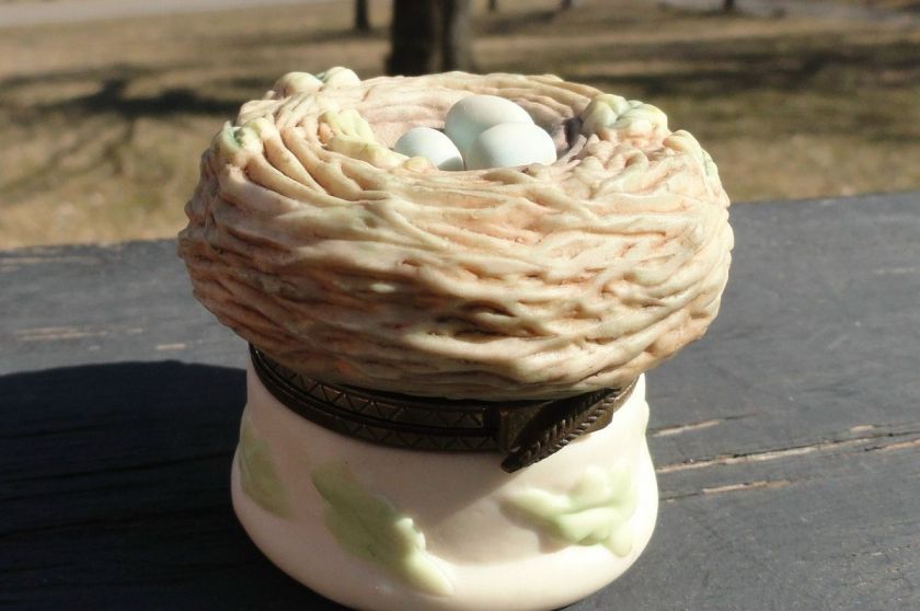 1999 MARJOLEIN BASTIN MOTHERS DAY, ROBIN EGGS IN A NEST HINGED TRINKET 