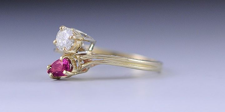 MODERN 14K GOLD PEAR SHAPED RUBY & SPARKLING DIAMOND RING  