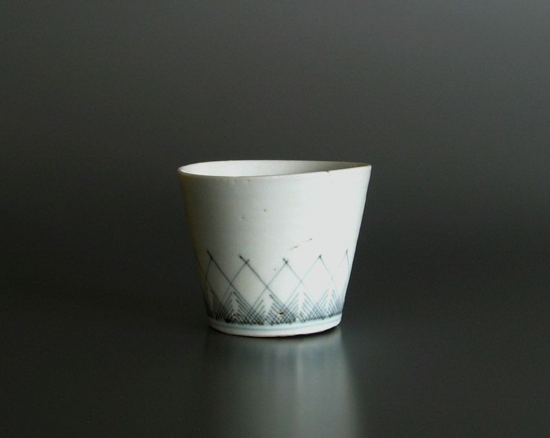 OLD IMARI B&W PORCELAIN CUP early Edo Soba choko sake  