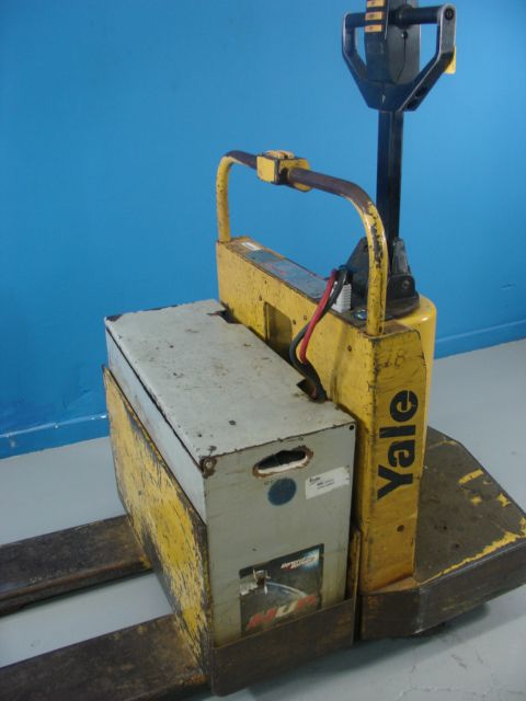 Used YALE 162G 6000 lb ELECTRIC PALLET JACK RIDER only 2900 hrs  