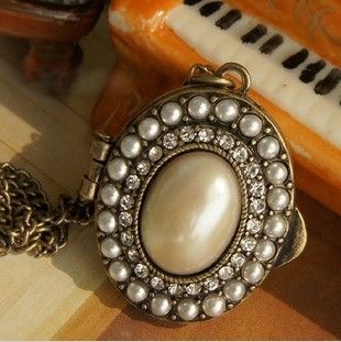 Vintage Style Rhinestone Bronze Palace Big Pearl Oval Pendant Necklace 