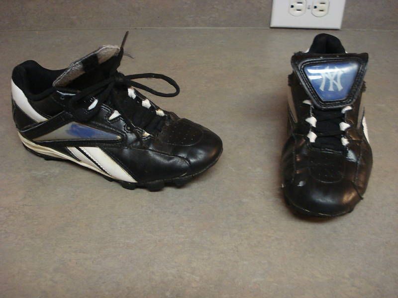 REEBOK BOYS Baseball Shoes Size 4 L@@K  NY Yankees  