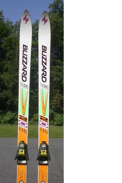  alpine downhill skis. Measures 76 longall original. The skis 