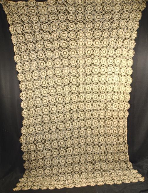 VINTAGE SKILLFULLY DONE TATTED TABLECLOTH 107 x 70  