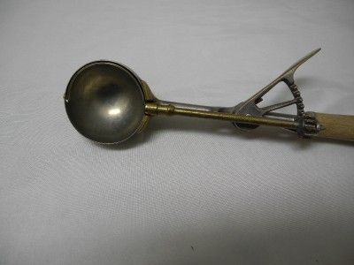 VINTAGE GILCHRIST 31 ICE CREAM SCOOP ~ STAINLESS STEEL ~ WOOD HANDLE 