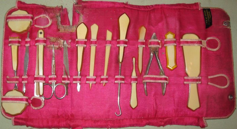 VINTAGE LEATHER CASED MANICURE SET ART DECO STYLE 16 PC  